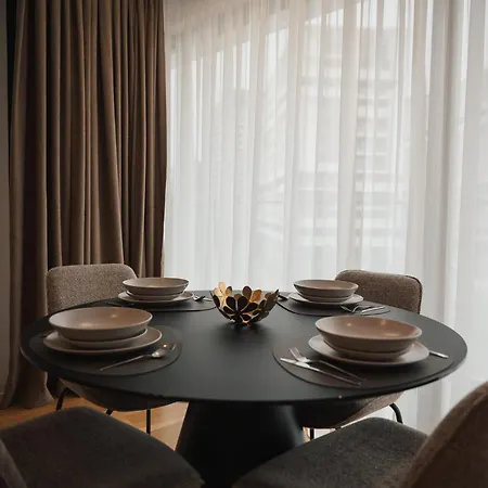 Designer King Bed Sleeps 4 Near Pipera Metro *
