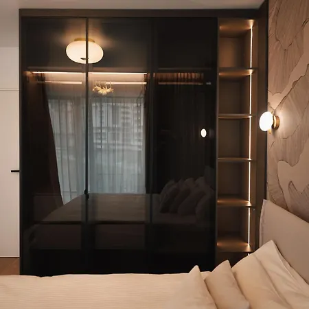 Designer King Bed Sleeps 4 Near Pipera Metro Apartment