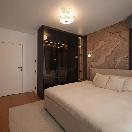 Designer King Bed Sleeps 4 Near Pipera Metro Apartment *