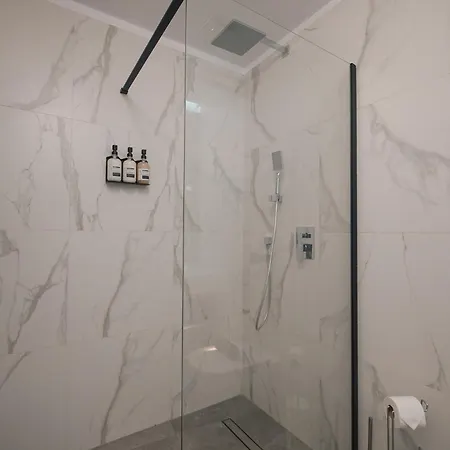 Designer King Bed Sleeps 4 Near Pipera Metro