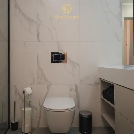 Designer King Bed Sleeps 4 Near Pipera Metro